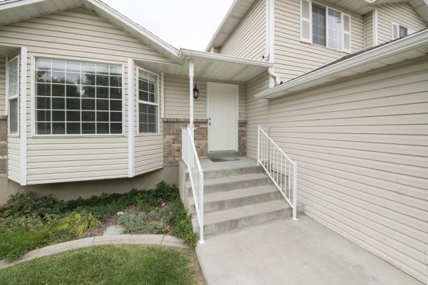 Cost of White Vinyl Siding Replacement in Toms River
